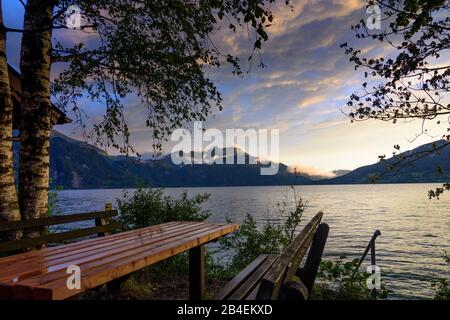 Steinbach am Attersee, Attersee, Berg Schafberg, Berg Drachenwand im Salzkammergut, Oberösterreich, Oberösterreich, Österreich Stockfoto