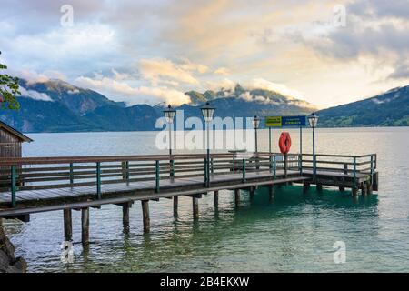 Steinbach am Attersee, Attersee, Regensturm, Steg, Berg Schafberg im Salzkammergut, Oberösterreich, Oberösterreich, Österreich Stockfoto