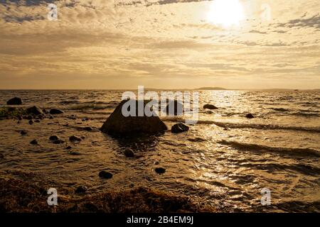 Klippe und Naturstrand auf der Reddvitzer Höft bei Alt-Reddevitz im Biosphärenreservat Südost-Rügen, Mönchgut-Granitz, Landkreis Westpomerania-Rügen, Mecklenburg-Vorpommern, Deutschland Stockfoto