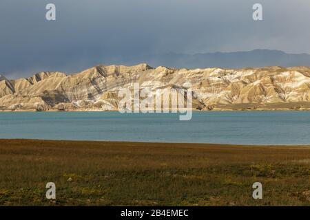 Toktogul Reservoir auf dem Gebiet des Toktogul Distrikts der Region Jalal-Abad in Kirgisistan. Stockfoto