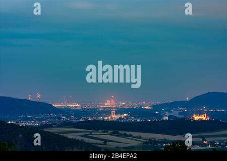 Leobendorf, Blick vom Michelberg auf Schloss Kreuzenstein, Kraftwerk Korneuburg, Wien, Fluss Donau, Berg Leopoldsberg in Donau, Niederösterreichischen, Österreich Stockfoto