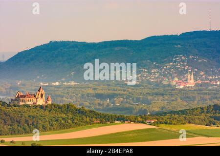 Leobendorf, Blick vom Michelberg auf Schloss Kreuzenstein, Fluss Donau, Berg Kahlenberg, Stift Klosterneuburg in Donau, Niederösterreichischen, Österreich Stockfoto