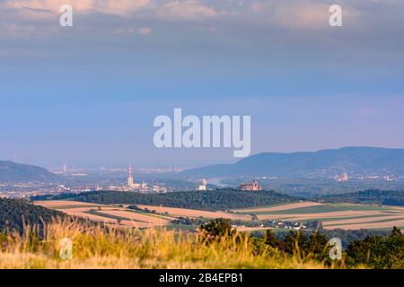 Leobendorf, Blick vom Michelberg auf Schloss Kreuzenstein, Kraftwerk Korneuburg, Wien, Fluss Donau, Berg Kahlenberg, Stift Klosterneuburg in Donau, Niederösterreichischen, Österreich Stockfoto