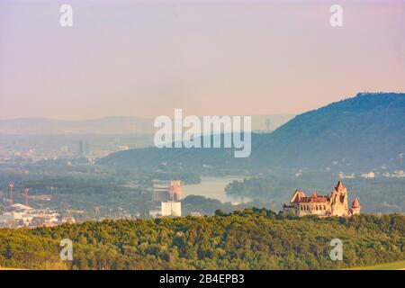 Leobendorf, Blick vom Michelberg auf Schloss Kreuzenstein, Wien, Fluss Donau, Berg Leopoldsberg in Donau, Niederösterreichischen, Österreich Stockfoto