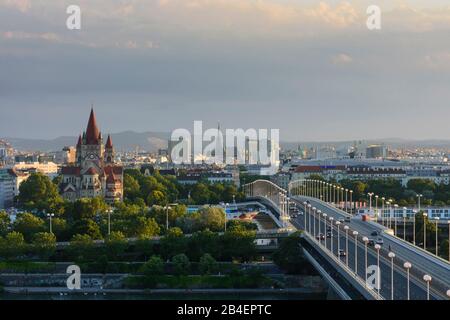 Wien, Wien, Brücke Reichbrücke, Donau, Kirche Franz von Assisi (links), Dom Stephansdom, Innenstadt, Kreuzfahrtschiff in 00. Übersicht, Wien, Österreich Stockfoto