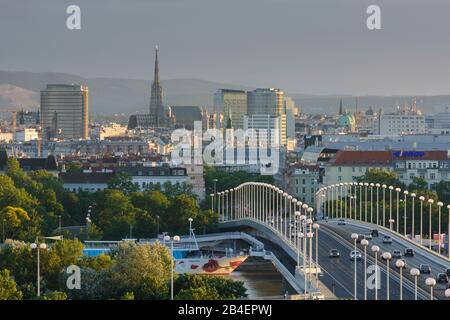 Wien, Wien, Brücke Reichbrücke, Donau, Dom Stephansdom, Innenstadt, Kreuzfahrtschiff in 00. Übersicht, Wien, Österreich Stockfoto