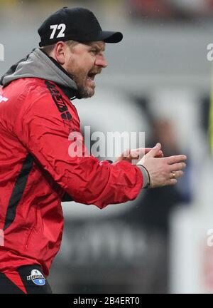 Paderborn, Deutschland. März 2020. Fußball: Bundesliga, SC Paderborn 07 - 1. FC Köln, 25. Spieltag in der Benteler Arena. Der paderbornische Trainer Steffen Baumgart reagiert am Rande. Credit: Friso Gentsch / dpa - WICHTIGER HINWEIS: Gemäß den Vorschriften der DFL Deutsche Fußball Liga und des DFB Deutscher Fußball-Bund ist es untersagt, im Stadion und/oder aus dem fotografierten Spiel in Form von Sequenzbildern und/oder videoähnlichen Fotoserien auszunutzen oder auszunutzen./dpa/Alamy Live News Stockfoto