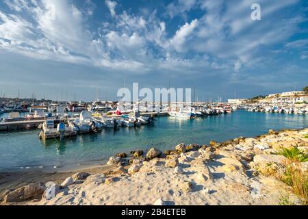 Otranto, Provinz Lecce, Salento, Apulien, Italien, Europa. Der Hafen von Otranto Stockfoto