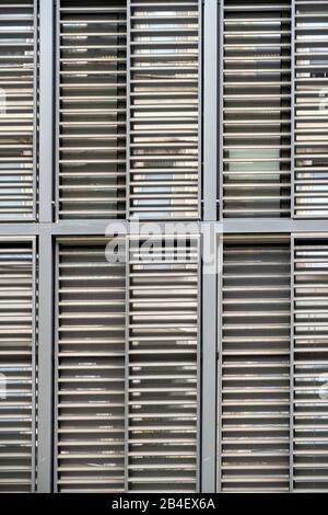 Deutschland, Nordrhein-Westfalen, Köln, Bürogebäude, Sonnenschutz aus Aluminium, Vollformat, Hintergrund Stockfoto