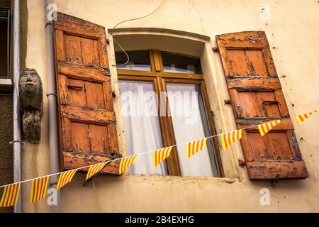 Fenster mit alten Holzläden in Molitg les Bains Stockfoto