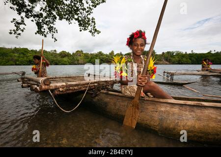 Kofure Mädchen im Outrigger Kanu, Tufi, Oro Provinz, Papua Neu Guinea Stockfoto