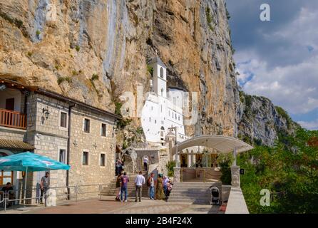 Serbisch-orthodoxen Kloster Ostrog, Kirche in Felswand, Provinz Danilowgrad, Montenegro Stockfoto