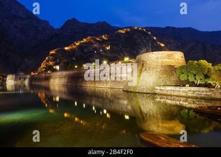 Stadtmauer mit Citadella und Festung Sveti Ivan, Altstadt Kotor, Montenegro Stockfoto
