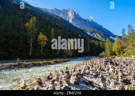 Steinpyramiden an der Isar, Hoher Gleirsch, Hinterautal, bei Scharitz, Karwendel, Tyrol, Österreich Stockfoto