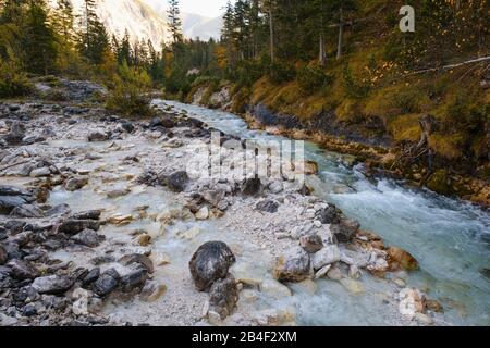 Ödkarbach fließt in die Isar, Hinterautal, bei Scharitz, Karwendel, Tyrol, Österreich Stockfoto