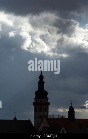 Deutschland, Baden-Württemberg, Karlsruhe, Landkreis Durlach, Turm der EV. Stadtkirche mit Regenwolken. Stockfoto