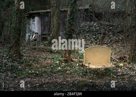 Alte Bank am Ufer eines Stroms entsorgt. Stockfoto