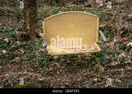 Alte Bank am Ufer eines Stroms entsorgt. Stockfoto