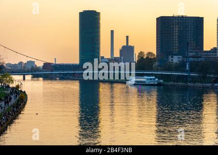 Deutschland, Hessen, Frankfurt, Blick auf Westhafen Tower. Stockfoto