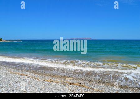 Kato Gouves Kieselstrand auf Kretas mit der Insel Dia am Horizont. Eine der griechischen Inseln Stockfoto