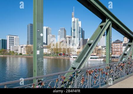 Deutschland, Hessen, Frankfurt, Brücke des "eisernen Piers" mit Liebesschlössern. Stockfoto