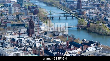 Deutschland, Hessen, Frankfurt, Blick vom Main Tower auf den Kaiserdom St. Bartholomäus. Stockfoto