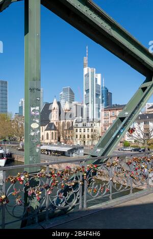 Deutschland, Hessen, Frankfurt, Liebesschlösser an der Brücke "Alter Steg". Stockfoto