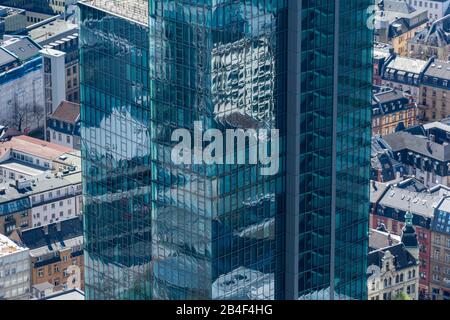 Deutschland, Hessen, Frankfurt, Blick vom Main Tower auf die Fassade des Commerzbank-Wolkenkratzers. Stockfoto