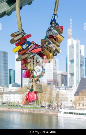 Deutschland, Hessen, Frankfurt, lieben Burgen auf der Brücke Eiserner Steg. Stockfoto