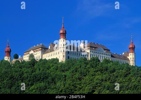 Nordost Blick auf das Benediktinerstift Göttweig von unten gegen blauen Himmel Stockfoto