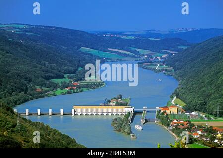 Donau-Kraftwerk und Schiffsschleuse Jochenstein, Oberösterreich/Bayern, Grenze ist Flussmittel, von oben, Draufsicht, Stockfoto