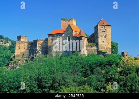 Schloss Hardegg im Waldviertel gegen blauen Himmel im Querformat, Stockfoto