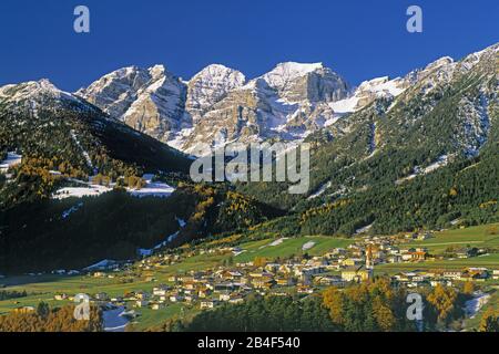 Die Gemeinde Telfes im Stubai mit Kalkkögel und blauem Himmel, Stockfoto