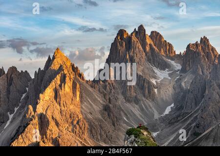 Monte Campedelle, Misurina, Auronzo di Cadore, Provinz von Belluno, Venezien, Italien, Europa. Ein Bergsteiger hat den Sonnenuntergang in der Ca hinter sich Stockfoto