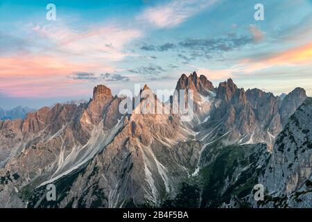 Monte Campedelle, Misurina, Auronzo di Cadore, Provinz Belluno, Venezien, Italien, Europa. Sonneuntergang über der Cadinigrupe Stockfoto