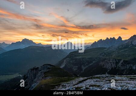 Monte Campedelle, Misurina, Auronzo di Cadore, Provinz Belluno, Venezien, Italien, Europa. Über den hohen Gaisl und dem Dürrenstein Stockfoto