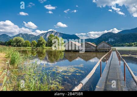 Schlehdorf, Kochelsee, Landkreis Bad Tölz-Wolfratshausen, Oberbayern, Deutschland, Europa. Drei Bootshäuser im Kochelsee Stockfoto