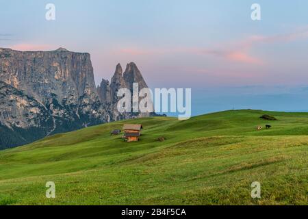 Seiser Alm, Kastelruth, Südtirol, Provinz Bozen, Italien, Europa. Vor Sonnenaufgang auf der Seiser Alm mit Blick zum Schlern Stockfoto