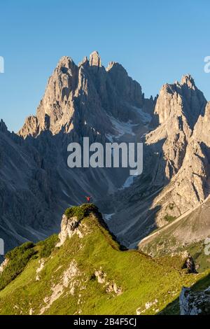 Monte Campedelle, Misurina, Auronzo di Cadore, Provinz von Belluno, Venezien, Italien, Europa. Ein Bergsteiger hat den Sonnenaufgang in der Cadi hinter sich Stockfoto