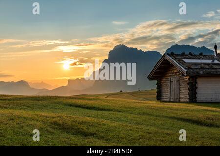 Seiser Alm, Kastelruth, Südtirol, Provinz Bozen, Italien. Sonnenaufgang auf der Seiser Alm, im Hintergrund der Langkofel Stockfoto