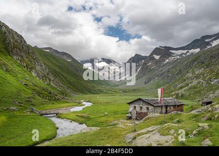 Prettau, Ahrntal, Provinz Bozen, Südtirol, Italien. Die Rötalm im Röttal, in den Wolken die Rötspitze Stockfoto