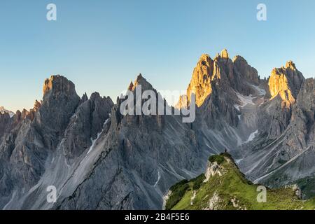 Monte Campedelle, Misurina, Auronzo di Cadore, Provinz von Belluno, Venezien, Italien, Europa. Ein Bergsteiger hat den Sonnenaufgang in der Cadi hinter sich Stockfoto