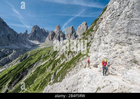 Misurina, Auronzo di Cadore, Provinz Belluno, Venetien, Italien. Kletterer auf dem Weg auf der Via ferrata 'Bonacossa' in der cadini-gruppe Stockfoto