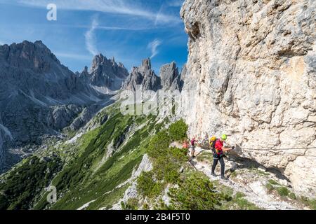 Misurina, Auronzo di Cadore, Provinz Belluno, Venetien, Italien. Kletterer auf dem Weg auf der Via ferrata 'Bonacossa' in der cadini-gruppe Stockfoto