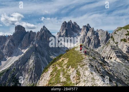 Misurina, Auronzo di Cadore, Provinz Belluno, Venetien, Italien. Kletterer auf dem Weg auf der Via ferrata 'Bonacossa' in der cadini-gruppe Stockfoto