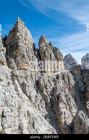 Misurina, Auronzo di Cadore, Provinz Belluno, Venetien, Italien. Kletterer auf dem Weg auf der Via ferrata 'Bonacossa' in der cadini-gruppe Stockfoto