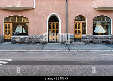 Helsinki, Jugendstil-Architektur im Stadtteil Eira, Kapteeninkatu 3, Haus Ilmola, Schaufenster mit Segelschiff Stockfoto