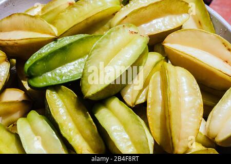 Nahaufnahme von frischen organischen Sternfrüchten (Averrhoa carambola), auch Carambola genannt, die verzehrfertig gewaschen wurden, im Freien Stockfoto