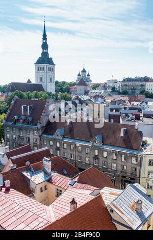 Estland, Tallinn, Blick vom Rathausturm in Richtung Domberg, Alexander-Newski-Kathedrale, Nikolaikirche Stockfoto