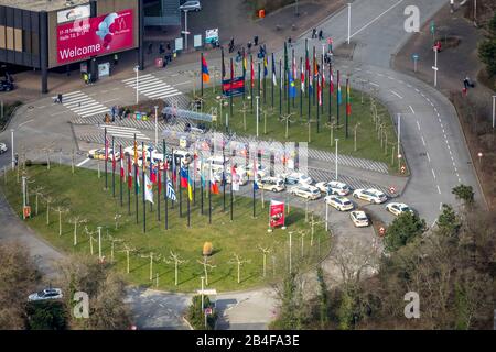 Luftbild, Taxistand, wartende Taxis, Taxis, Fahnenmasten, Fahnen, Eingang Messe Düsseldorf, Messe Düsseldorf am Rhein, Neubau, Düsseldorf, Rheinland, Nordrhein-Westfalen, Deutschland Stockfoto